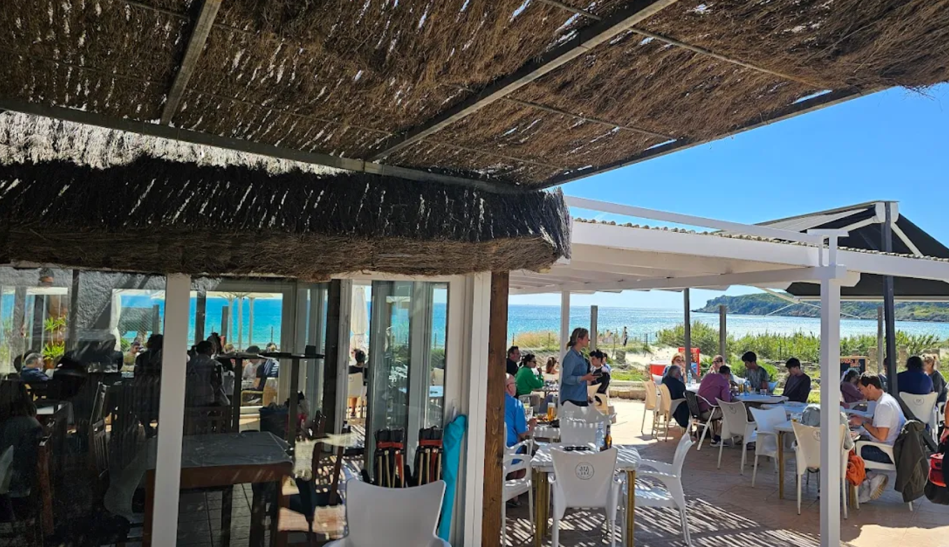 Terraza de Brasas de Baelo junto al mar de Bolonia